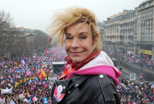 Frigit Bajrot neposredno pre govora pred desetinama hilada ljudi na demonstracijama protiv prava na istopolni brak i na usvajanje dece, koje su održane 24. 3. 2013. u Parizu 