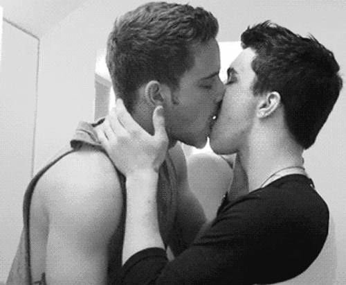 gej poljubac