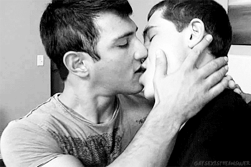 gej poljubac