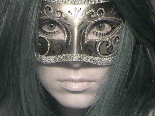 devojka sa venecijanskom maskom