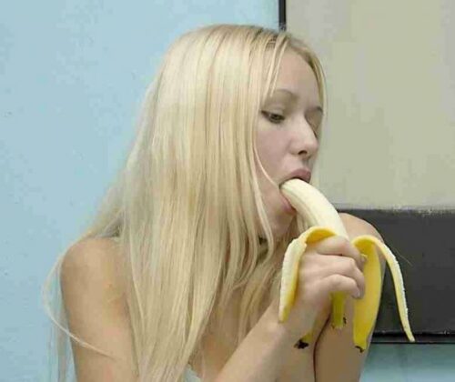 devojka puši bananu