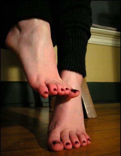 gola ženska stopala sa nalakiranim noktima