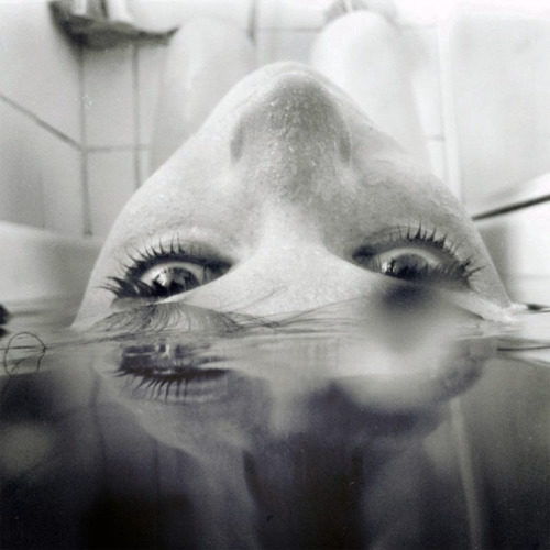devojka se kupa u kadi