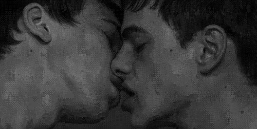 dva geja se ljube u usta