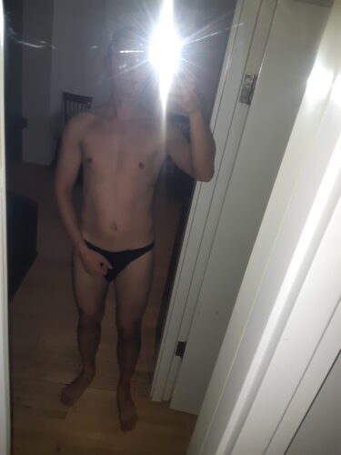 Zgodan dečko, 182 cm visok, 75 kg, 18 cm, te poziva ma druženje, masažu, oral, sex kod mene u smeštaju. Novi Sad. M za M, uni akt. Tel: 0616576321