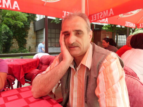 Tražim ženu od 35 do 45 godina za druženje, eventualno brak. Razveden, iz Uba. Žena nebitno odakle je, treba da bude lepa, zgodna, šarmanta, kulturna, obrazovanje nije bitno. Tel: 063 567 032 i Tel: 064 467 05 05