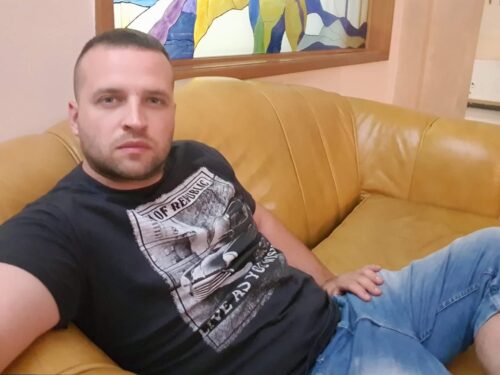 Lep, iskusan, 34 god, tražim zanimljive devojke, dame i parove koje vole vrhunski sex. Vrhunski masiram, još bolje ližem, izuzetno izdržljiv, volim grub sex. Gej i bi stop. NS, Bg, Su. WhatsApp. Tel: 0631805212