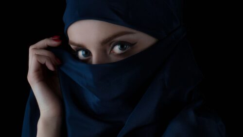 žena u hidžabu sa plavim očima i seksi pogledom