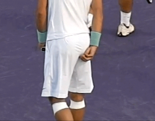 teniser izvlači gaće iz dupeta