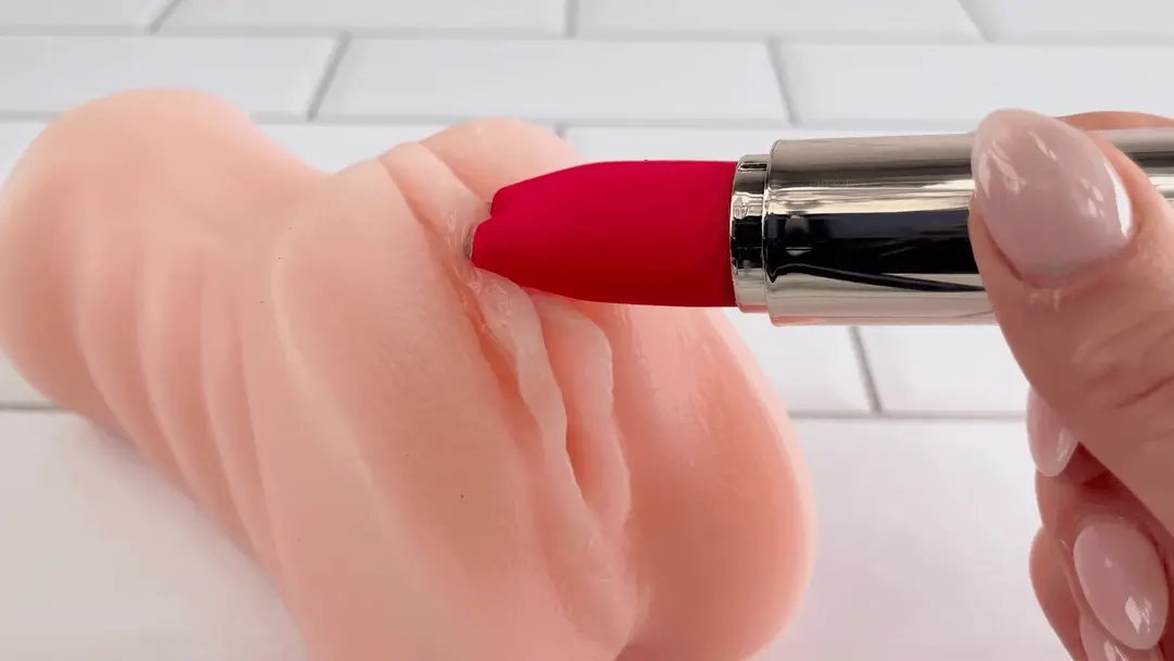 vibrator u obliku karmina